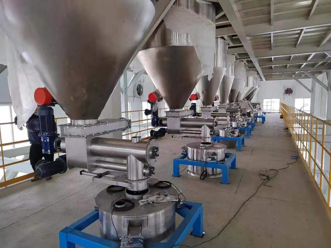 多倉配料秤上下層結(jié)構(gòu)與螺旋定量給料機(jī)在粉末自動(dòng)配料中的應(yīng)用